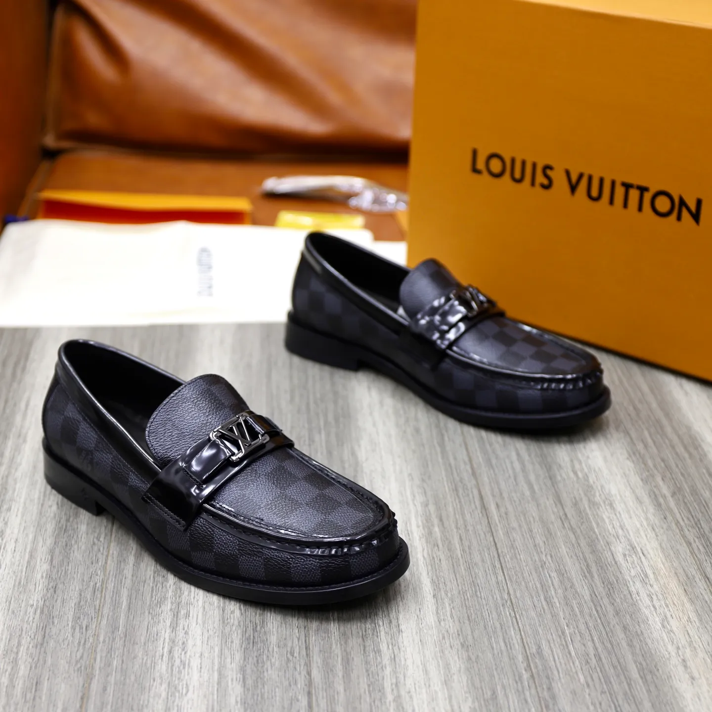 Men's shoes 💰: 💰900LV Louis Vuitton slip-on loafers, top quality products produced in Dongguan, ready for sale! This LV Glove loafer is made of selected soft cowhide, with a slightly wrinkled leather surface and a very high-end texture. Each pair is unique. The leather surface is light and soft, with a fine texture and good luster. It is a classic loafer style, with exquisite handmade mark stitching on the toe, and a square toe configuration to highlight the classic style. The horizontal band has hot-printed LV three-dimensional letters, semi-solid handcrafts and a genuine leather outsole, and a rubber patch on the heel to create wear-resistant performance and comfort. One of the must-have loafers for men! Comes with full original packaging! Code number: 38-39-40-41-42-43-44 (38, 45, 46 customized) standard leather shoe code